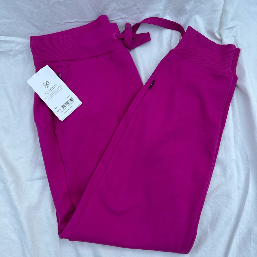 Athleta Triumph jogger in the electric fuchsia NWT